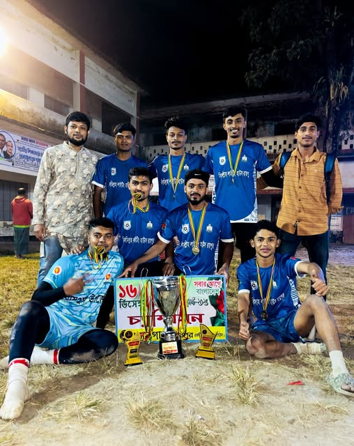 চ্যাম্পিয়ন ট্রফির সঙ্গে রায়পুর ফুটবল একাডেমি
